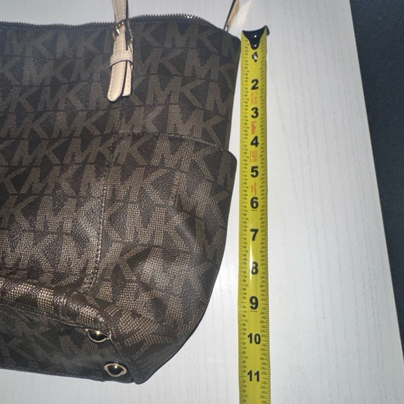 Michael Kors leather bag  w/original bag Charm, great condition. - Picture 5 of 11